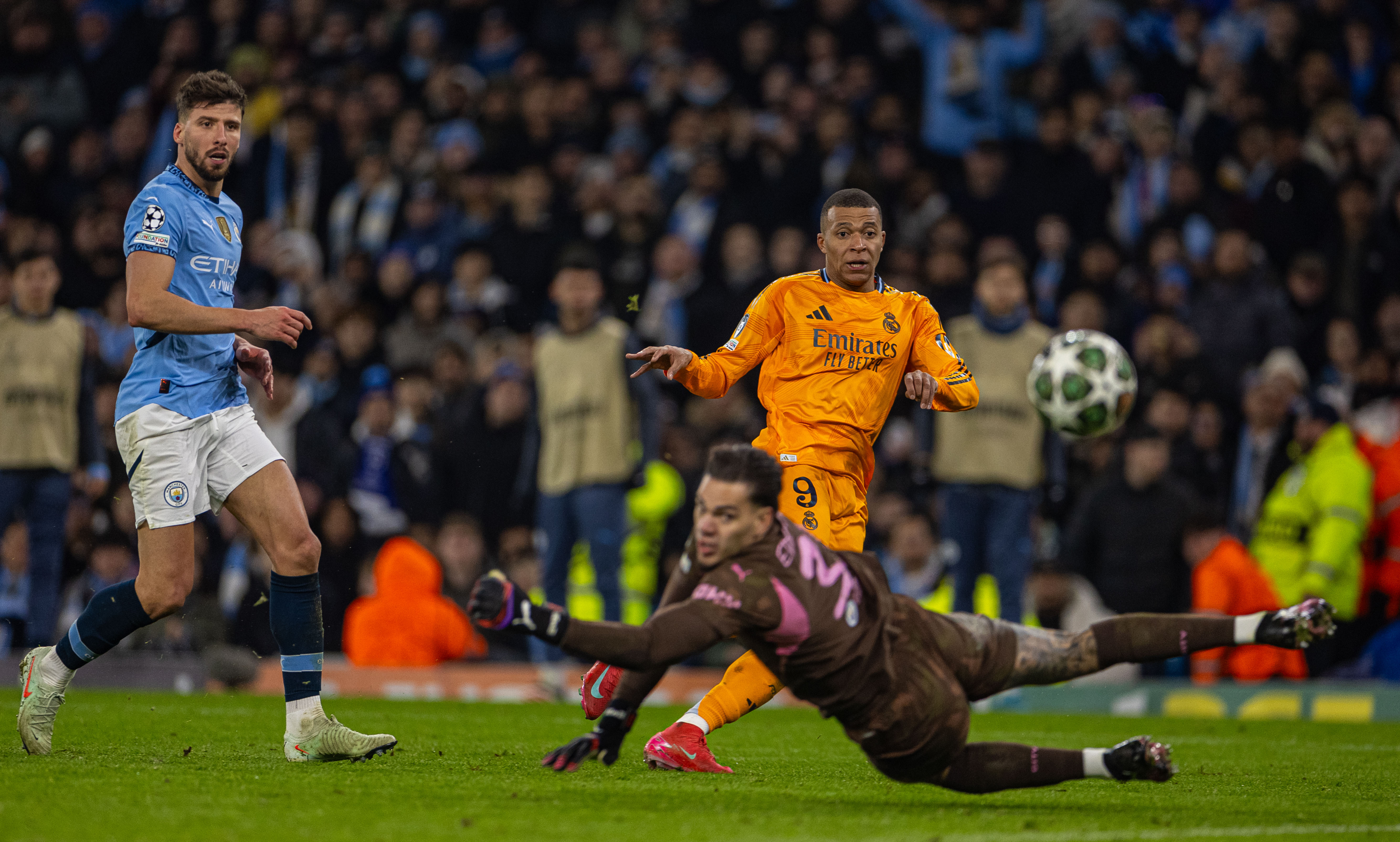 关于皇家马德里迎法甲关键赛;转会期外线爆发;悬念犹存;更衣室氛围转暖的信息-九游体育下载